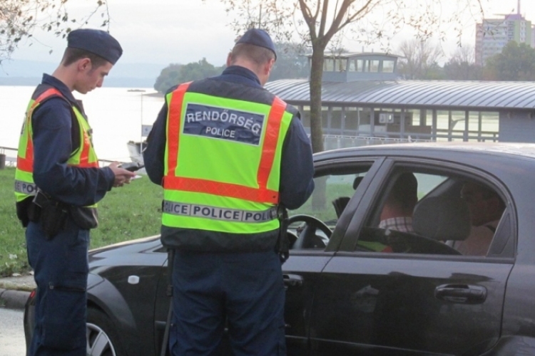 A biztonsági övek használatát ellenőrzik a rendőrök a hétvégén