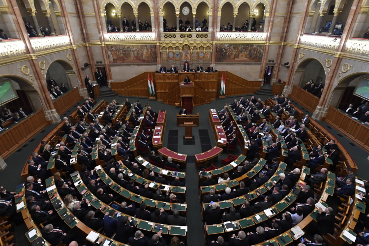 Kétnapos ülést kezd a parlament