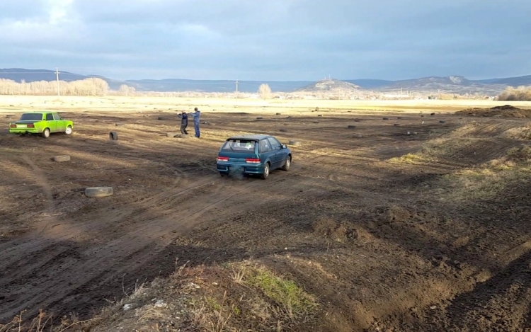 Amatőr rally, földúton, esőnap, januárban.....