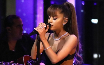 Világsztárokkal tért vissza Manchesterbe Ariana Grande a terror után