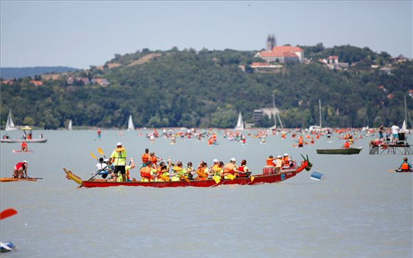 Ötcsillagos Kék Hullám Zászlók kerülnek a legjobb balatoni strandokra