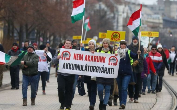 Timmermans: hozzá kell látnunk a tömeges akkumulátorgyártáshoz Európában